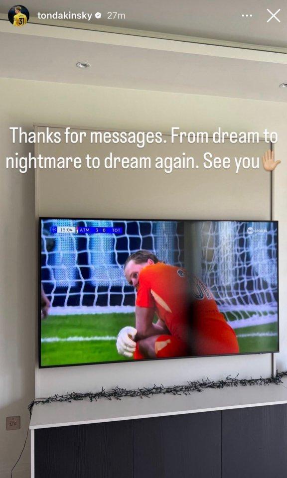 开云体育官网-首发17分钟狂送两礼被换下！热刺门将赛后竟发文重温比赛？